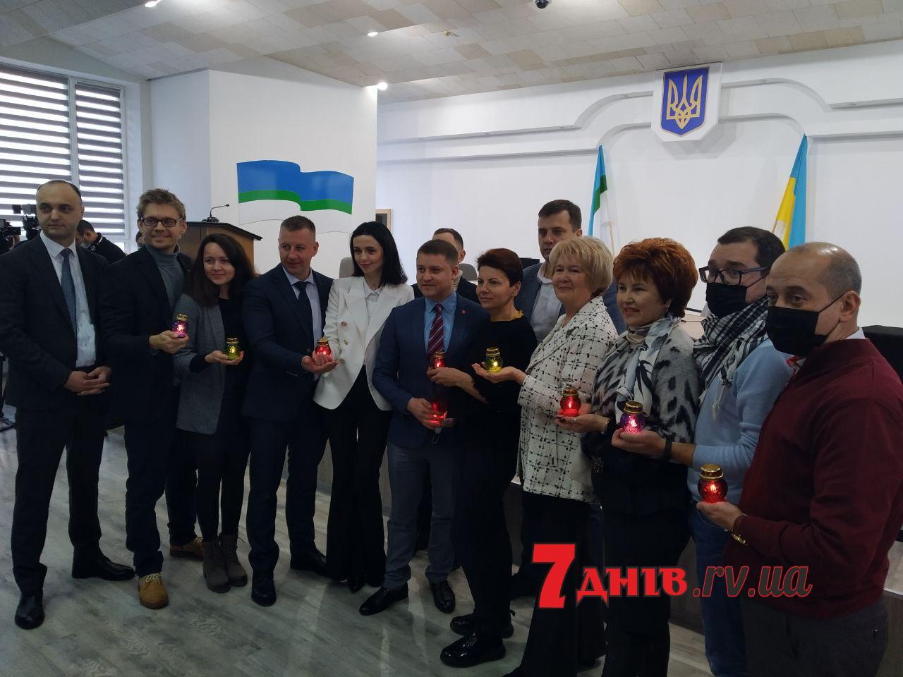 Депутат Рівнеради на позачергове засідання сесії прийшов з дитиною