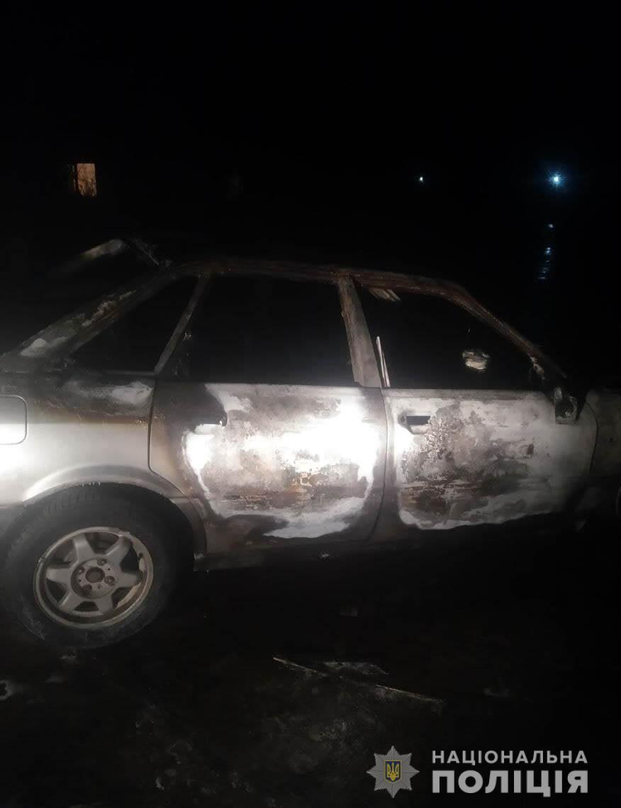 В ночі у Рівненському районі підпалили одразу дві автівки