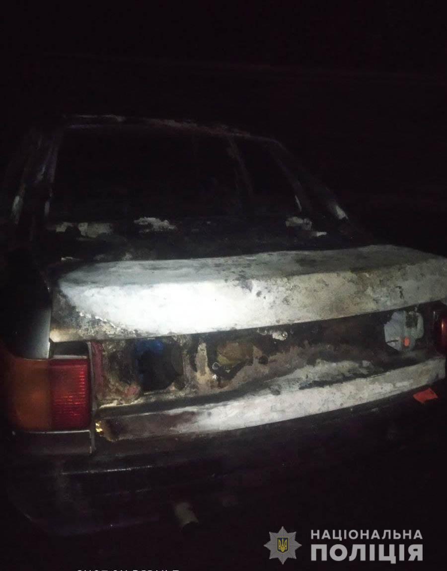 В ночі у Рівненському районі підпалили одразу дві автівки