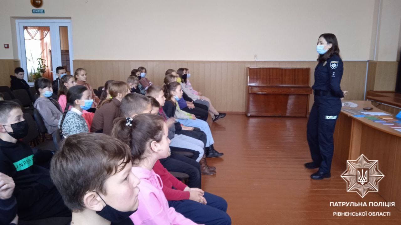 На Рівненщині поліцейські вчать ліцеїстів запобігати булінгу
