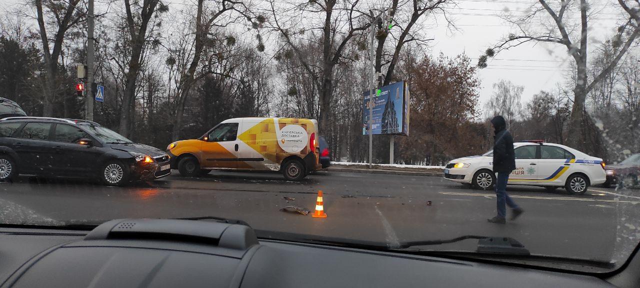 У Рівному автомобіль “Укрпошти” потрапив в ДТП