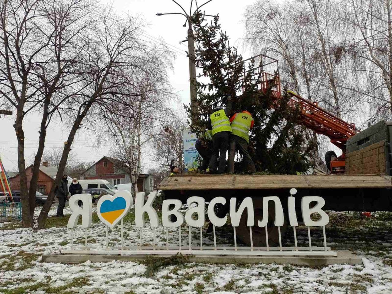 У Квасилові встановлюють новорічну ялинку