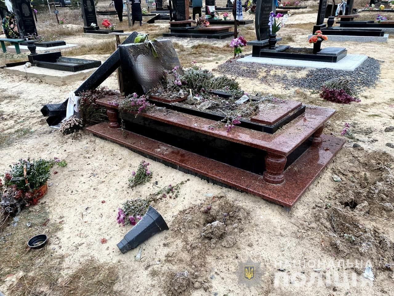 На Рівненщині невідомі розтрощили на цвинтарі вісім надгробків