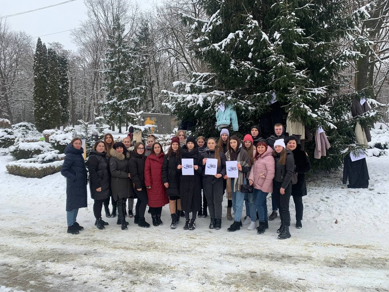 У парку Рівного одяг вішали на дерева