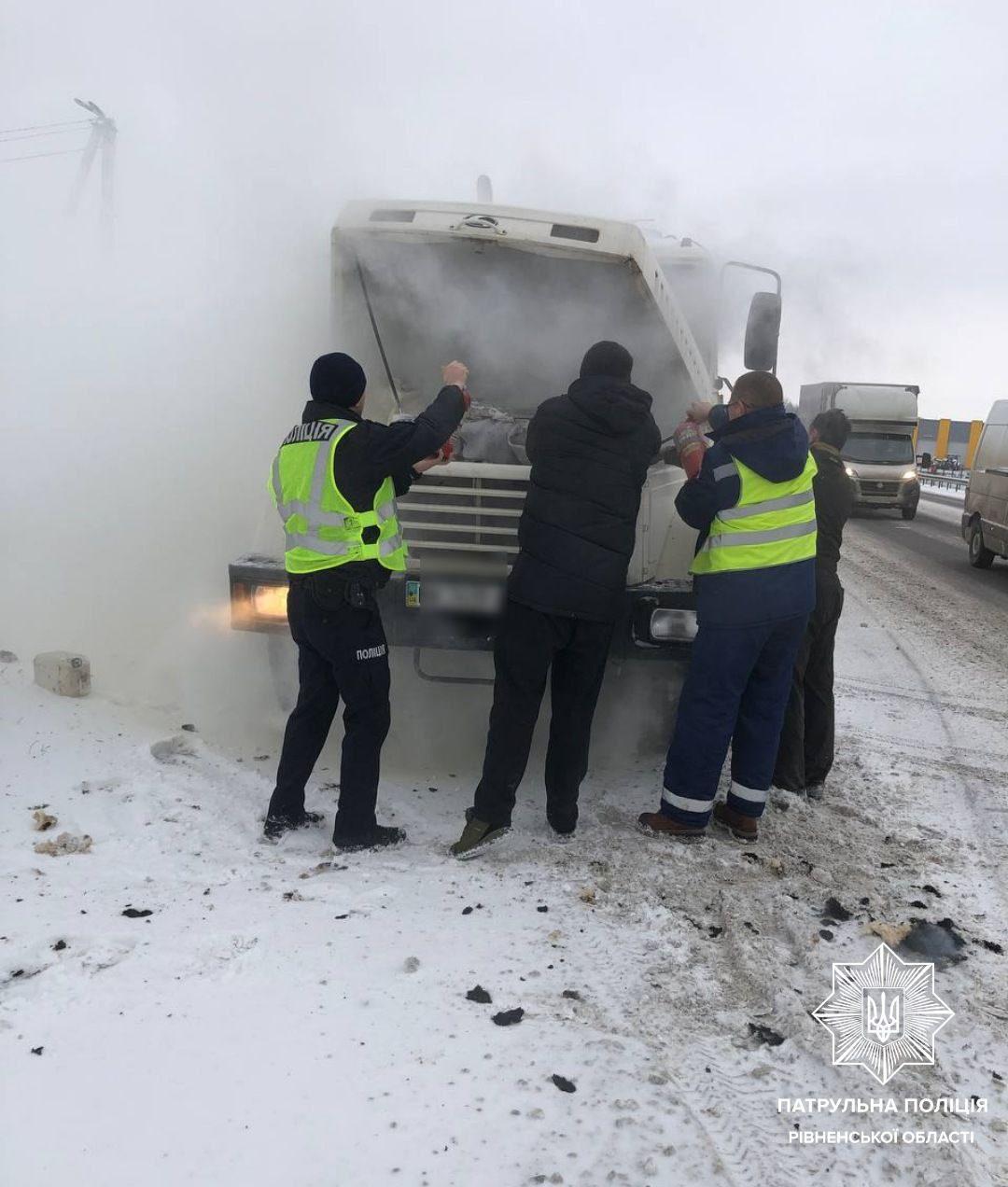 Рівненські патрульні на трасі допомогли загасити вантажівку
