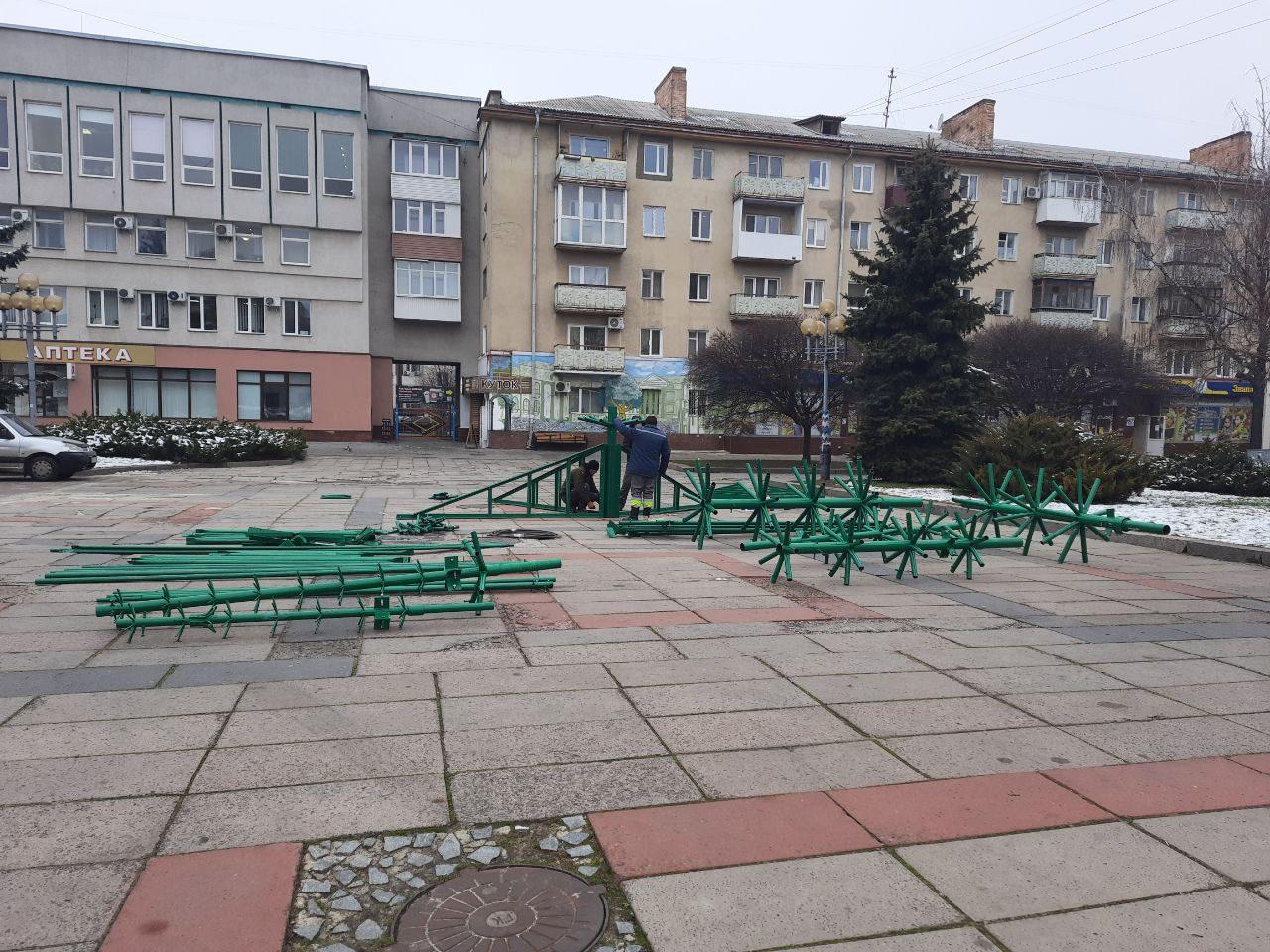 У Рівному почали встановлювати ялинку на центральному майдані (фото)