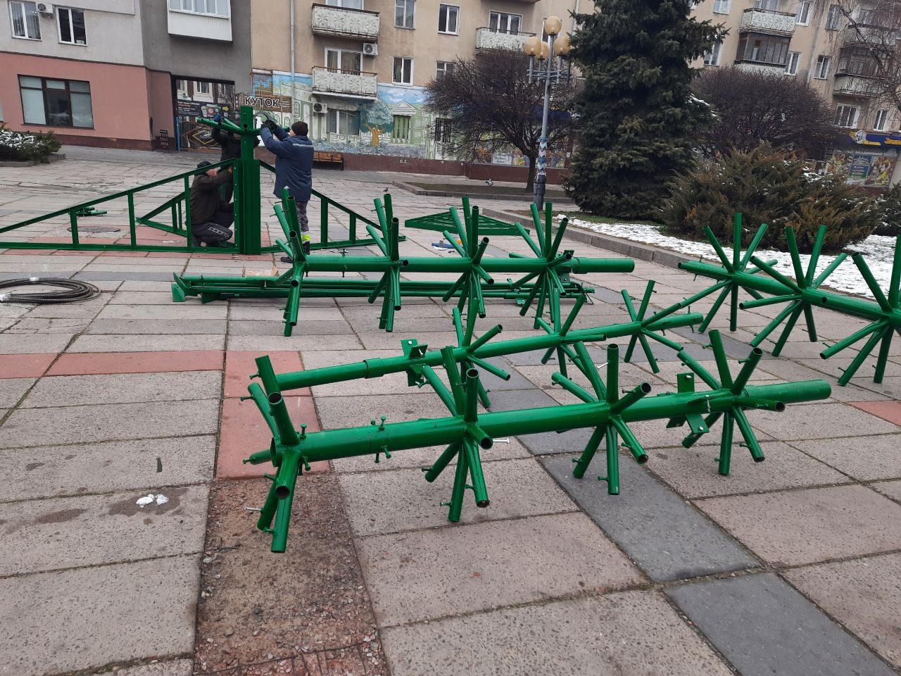 У Рівному почали встановлювати ялинку на центральному майдані (фото)