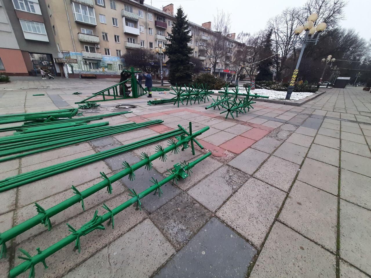 У Рівному почали встановлювати ялинку на центральному майдані (фото)