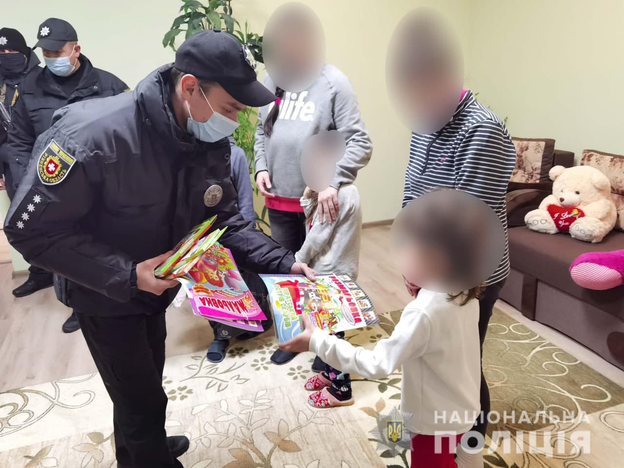 Поліцейські Рівного відвідали жінок та дітей, які опинилися у складних життєвих обставинах