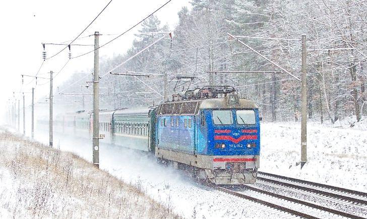 Через погодні умови деякі пасажирські та приміські поїзди курсують із затримкою