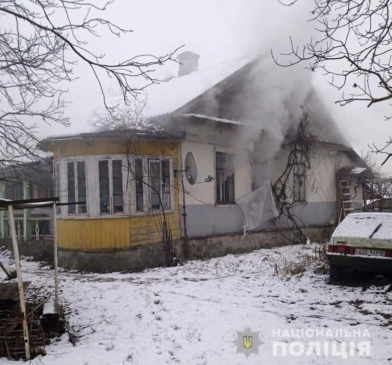 Під час пожежі на Рівненщині поліцейські та медики врятували чоловіка