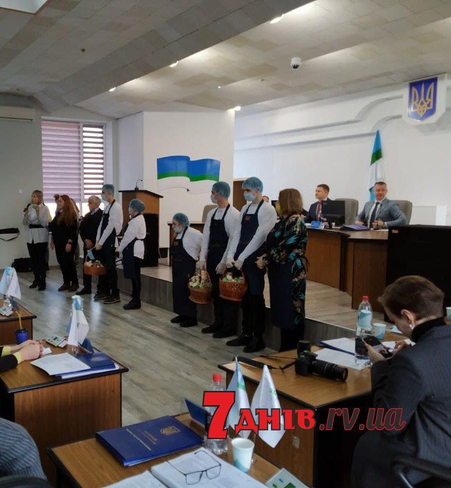 У Рівному сесія міської ради розпочалася частуванням
