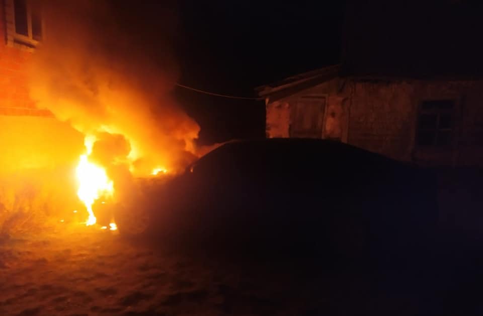 На Рівненщині вдалося врятувати авто з пожежі