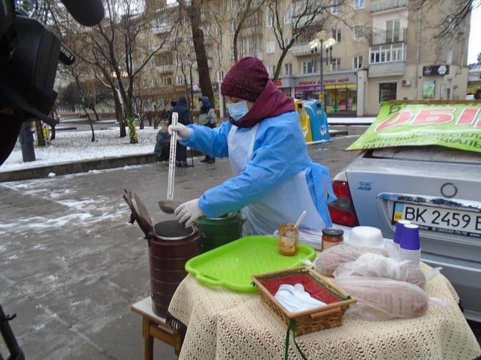 У Рівному працює пункт обігріву та пригощають гарячими обідами