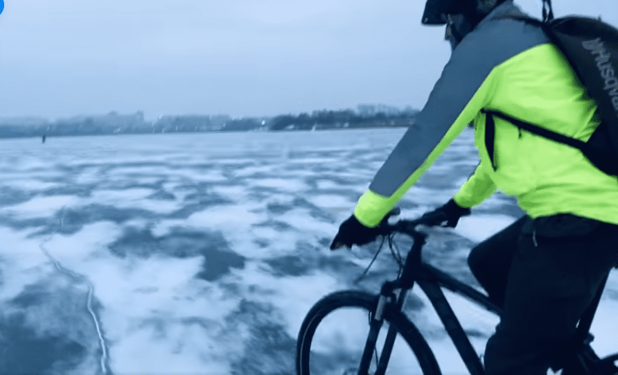 На замерзлому озері у Рівному екстремали катаються на велосипедах (відео)