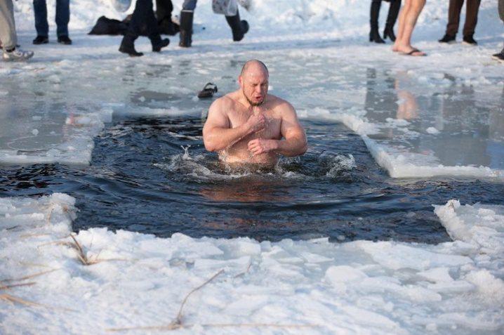 Рівненські рятувальники нагадали правила безпечного занурення на Водохреще