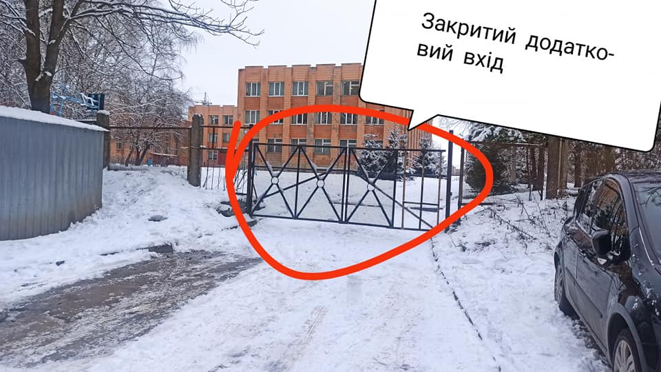 У Рівному школярі страждають через закриті ворота у школі