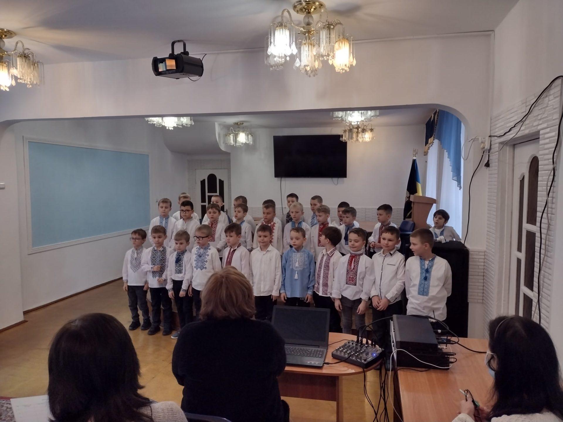 У Рівненському ліцеї відбувся благодійний учнівський фестиваль колядок (фото)