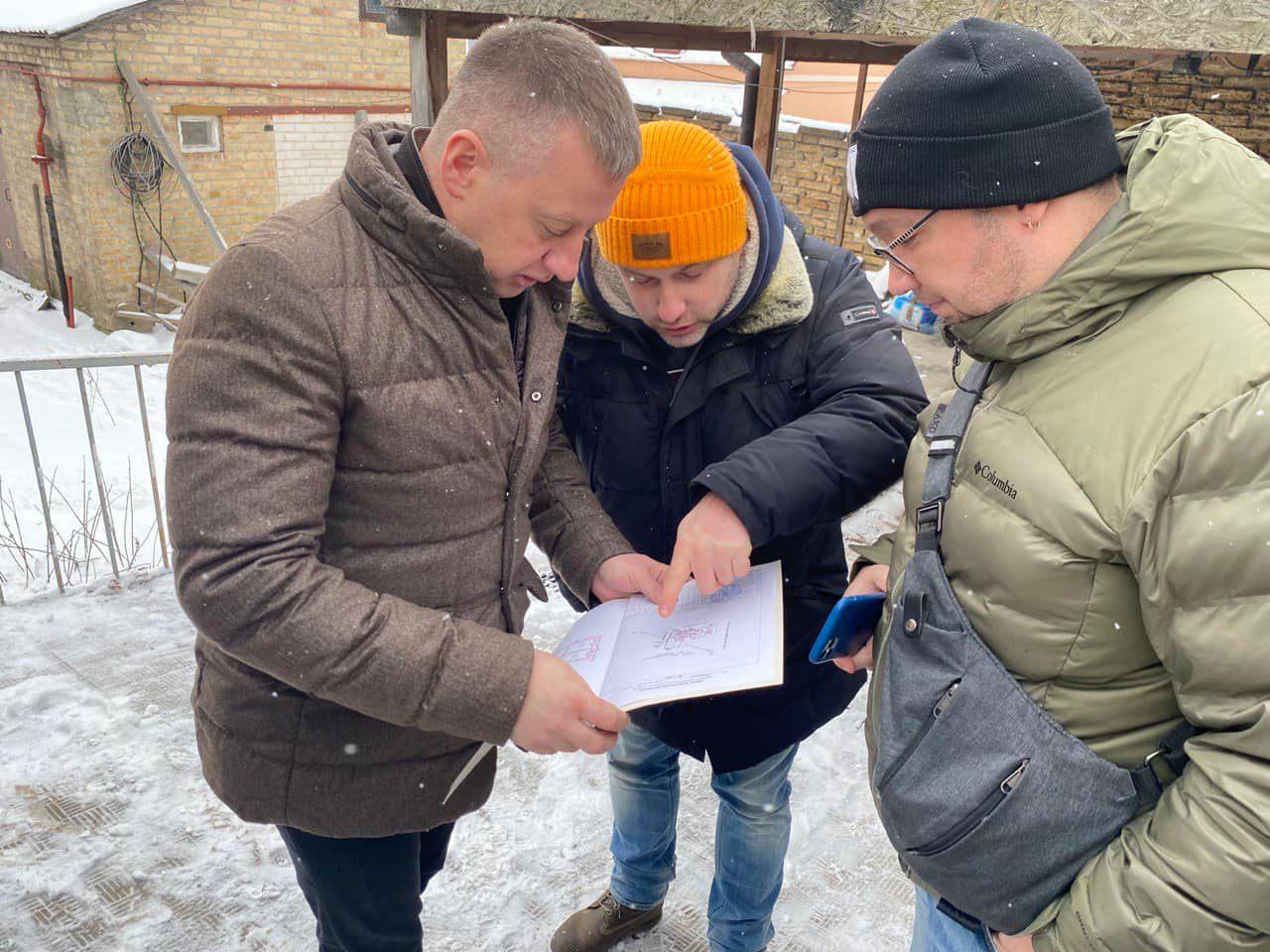 Депутатська комісія Рівнеради розбиралася з рівнянином, який парканом перегородив тротуар на центральній вулиці міста
