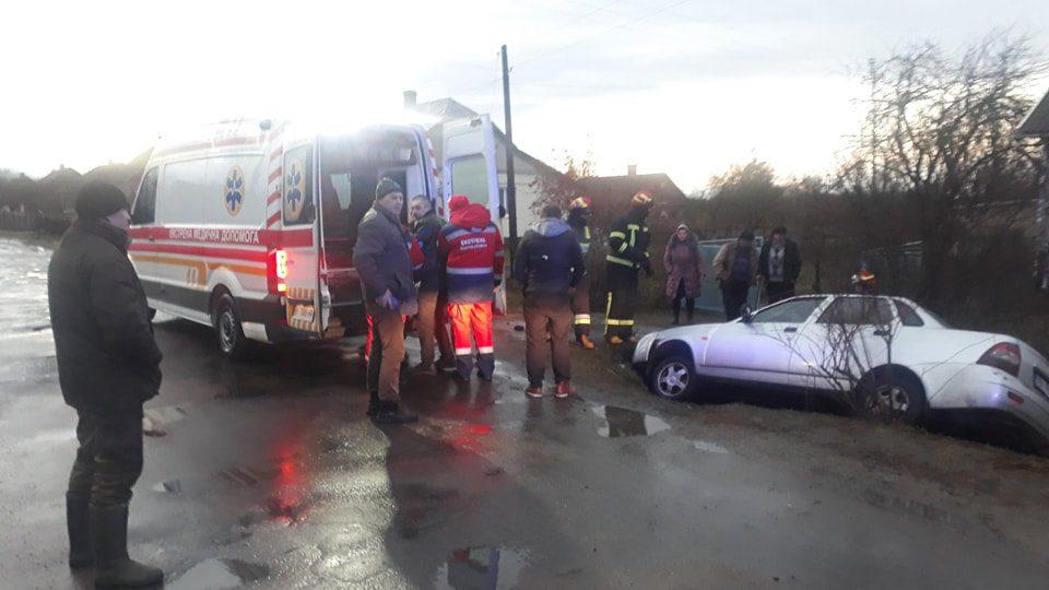 Рятувальники допомогли дістати пасажирів легковика, що втрапив у ДТП на Рівненщині 1 січня
