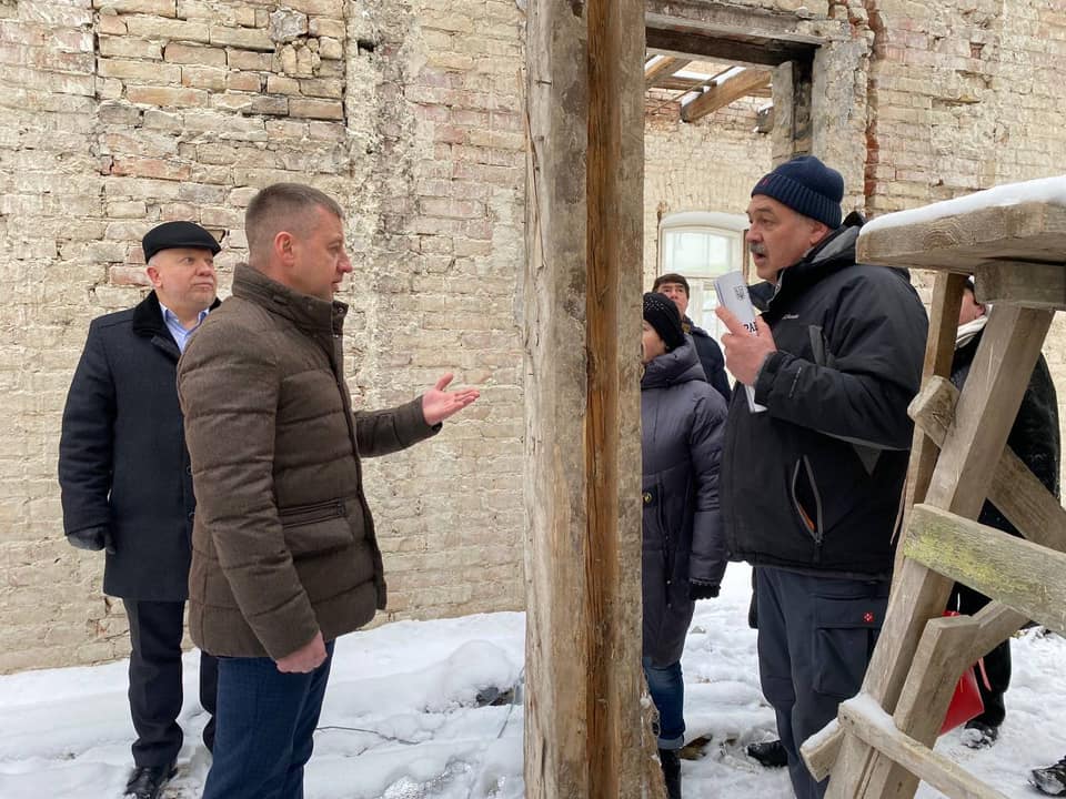 Будівля музичної школи в Рівному руйнується, бо посеред зими з неї зняли покрівлю