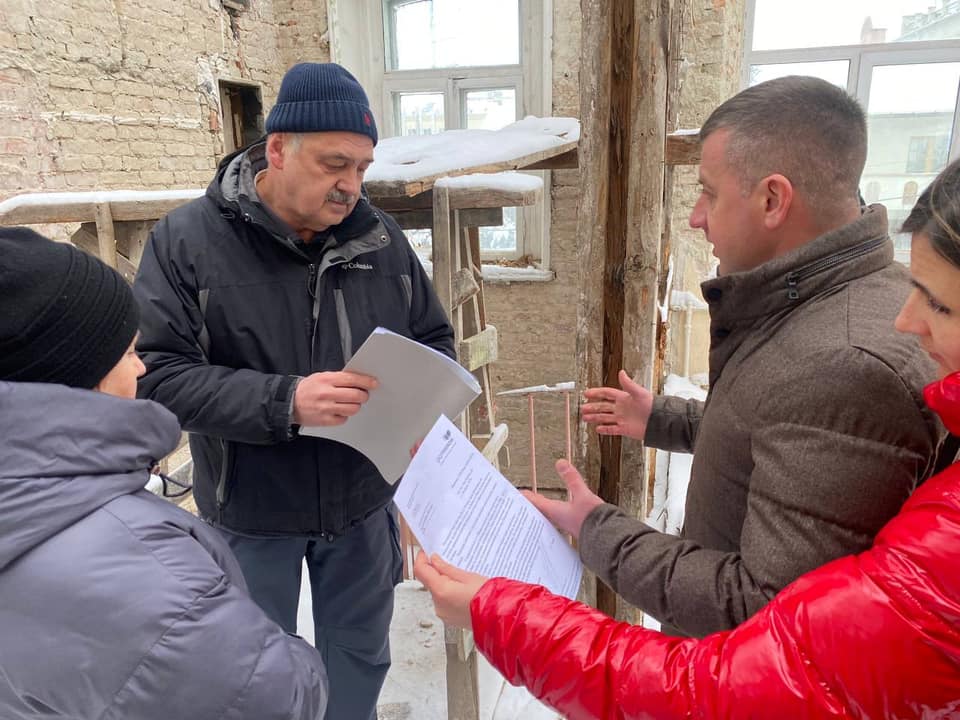 Будівля музичної школи в Рівному руйнується, бо посеред зими з неї зняли покрівлю