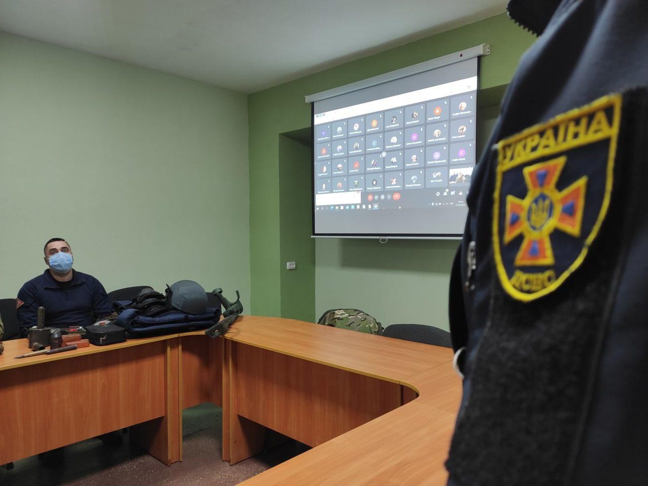 Рятувальники розповіли рівненським старшокласникам, як діяти при виявленні підозрілих предметів