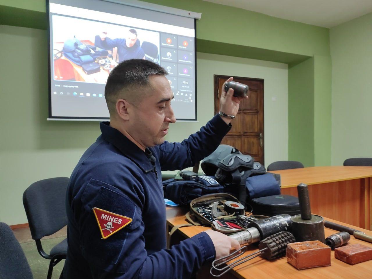 Рятувальники розповіли рівненським старшокласникам, як діяти при виявленні підозрілих предметів