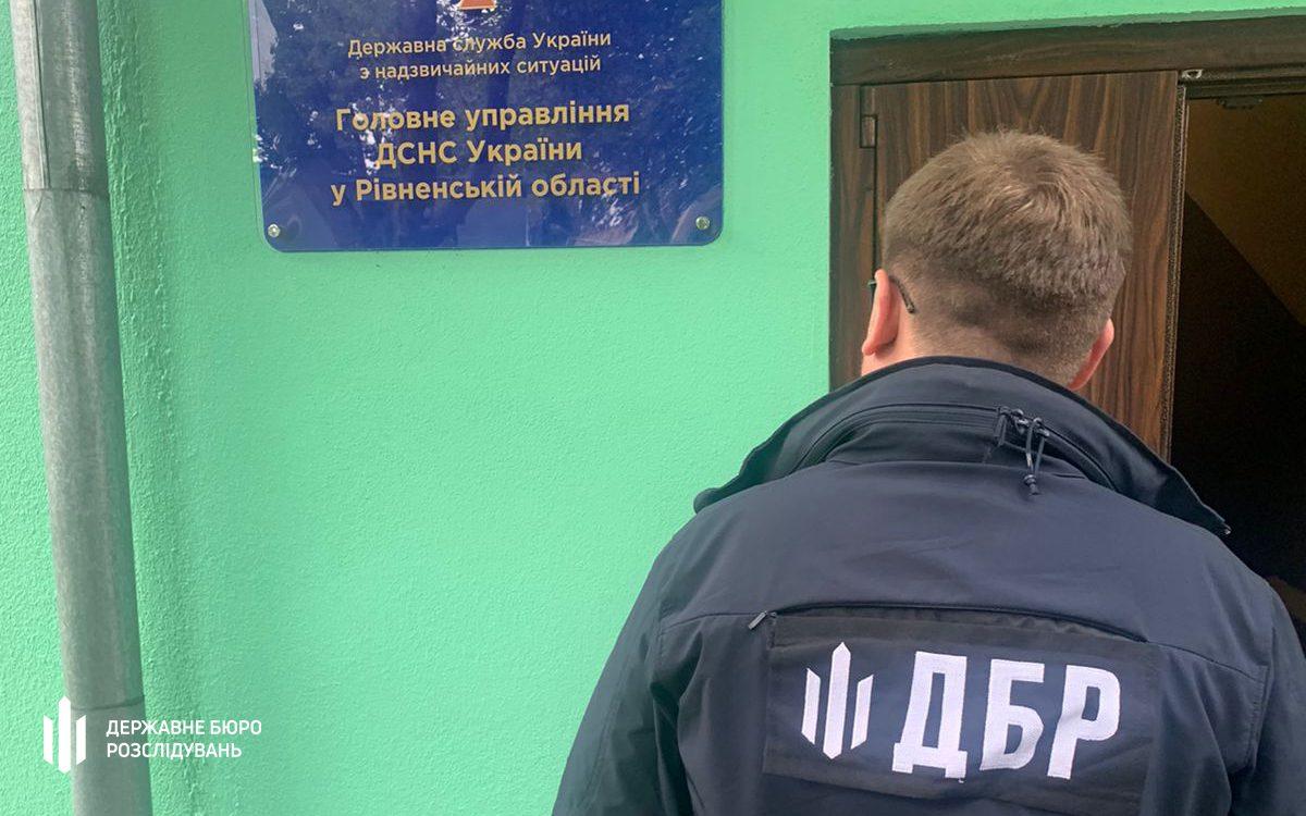 ДБР викрило інспектора ДСНС на Рівненщині, який за гроші «закривав очі» на порушення пожежної безпеки