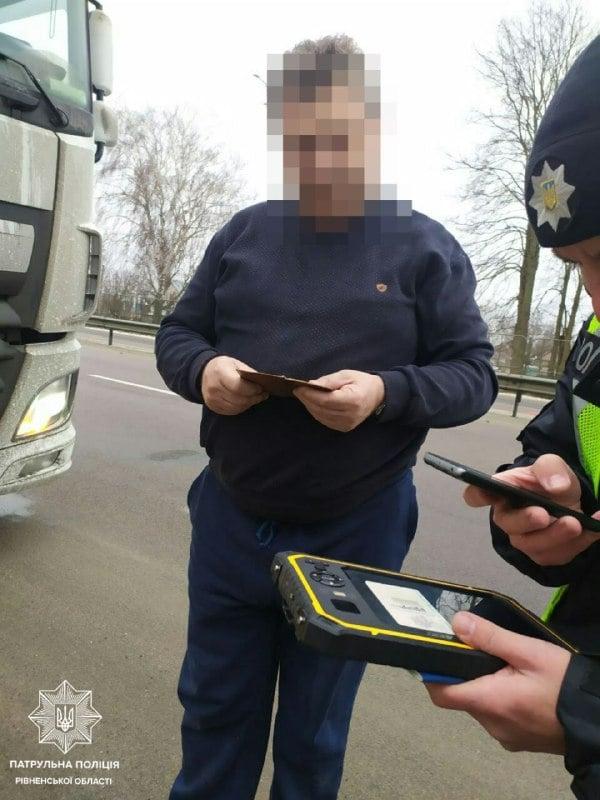 Рівненським патрульним двічі за день пропонували хабар