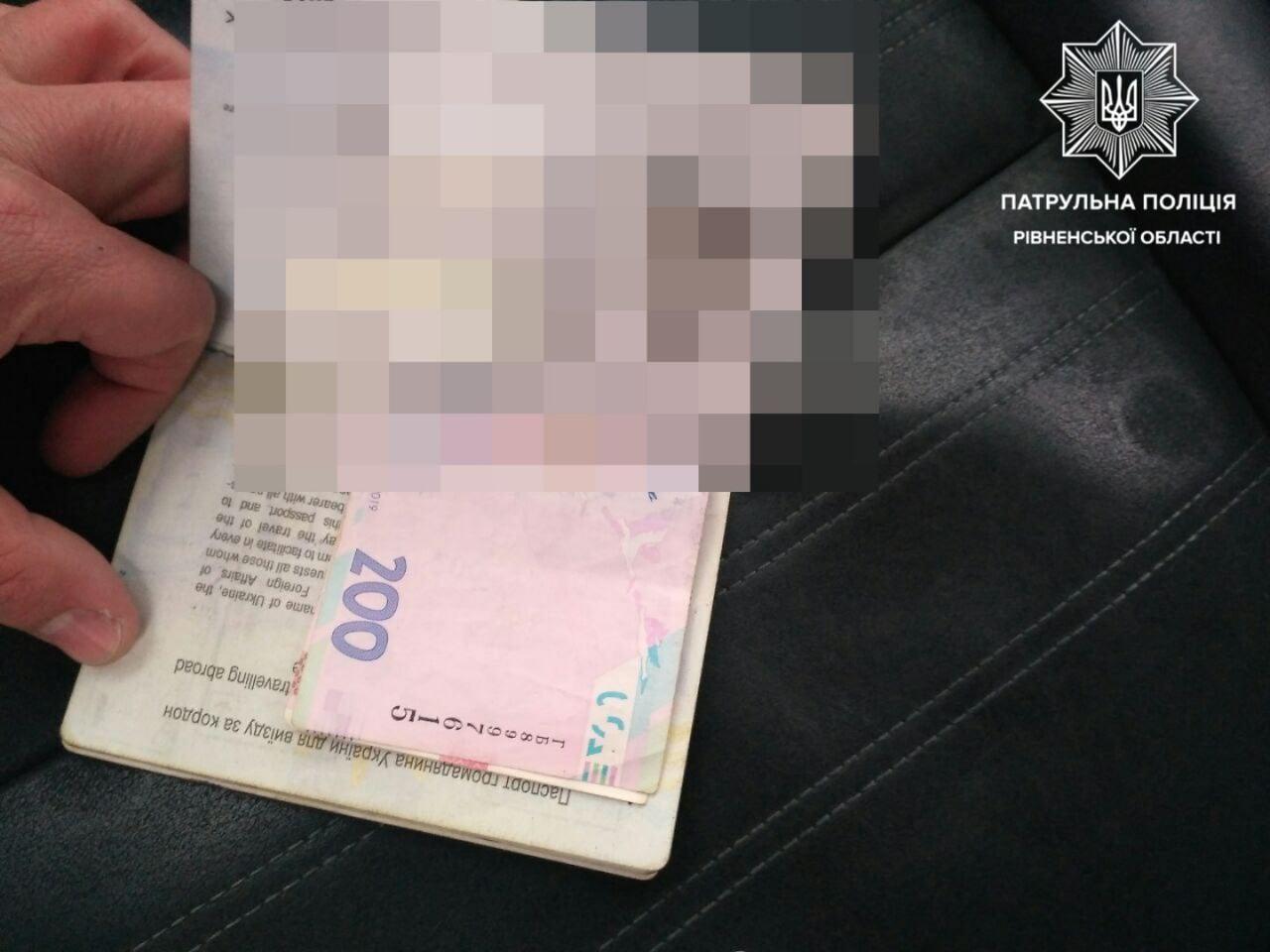 Рівненським патрульним двічі за день пропонували хабар