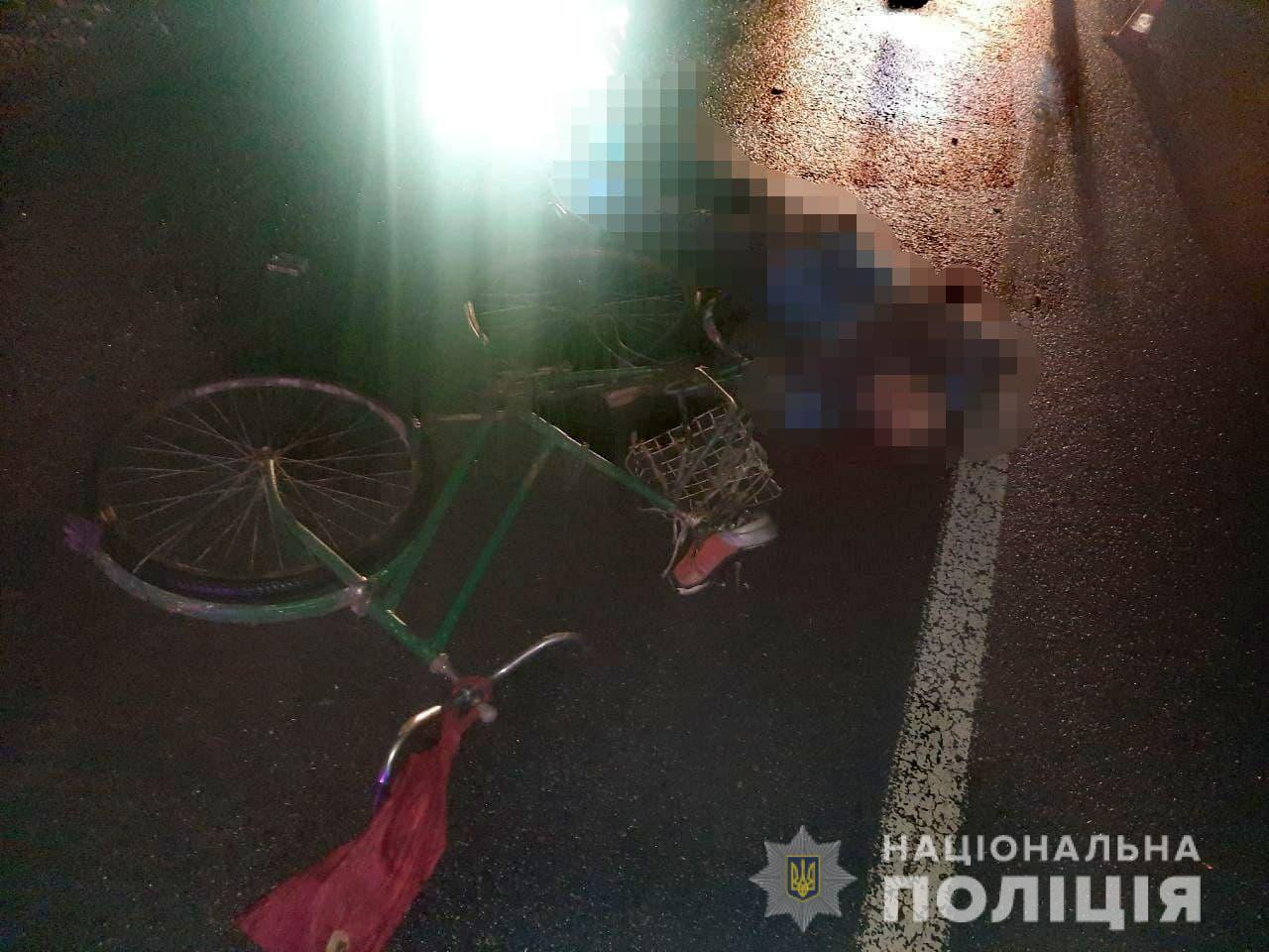 У Рівненському районі розшукують водія, який смертельно травмував велосипедиста У Рівненському районі розшукують водія, який смертельно травмував велосипедиста