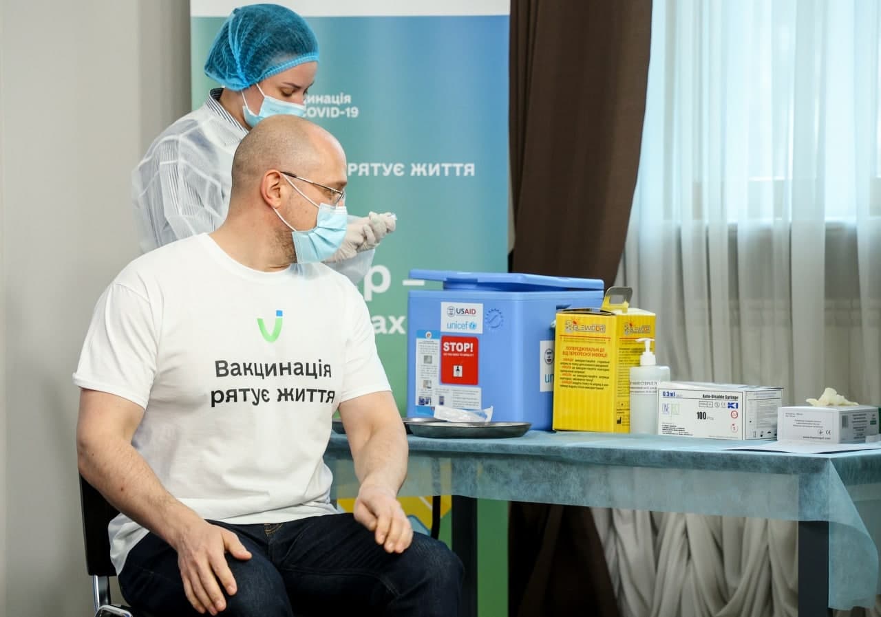 Працівники Кабінету Міністрів отримали бустерне щеплення від COVID-19