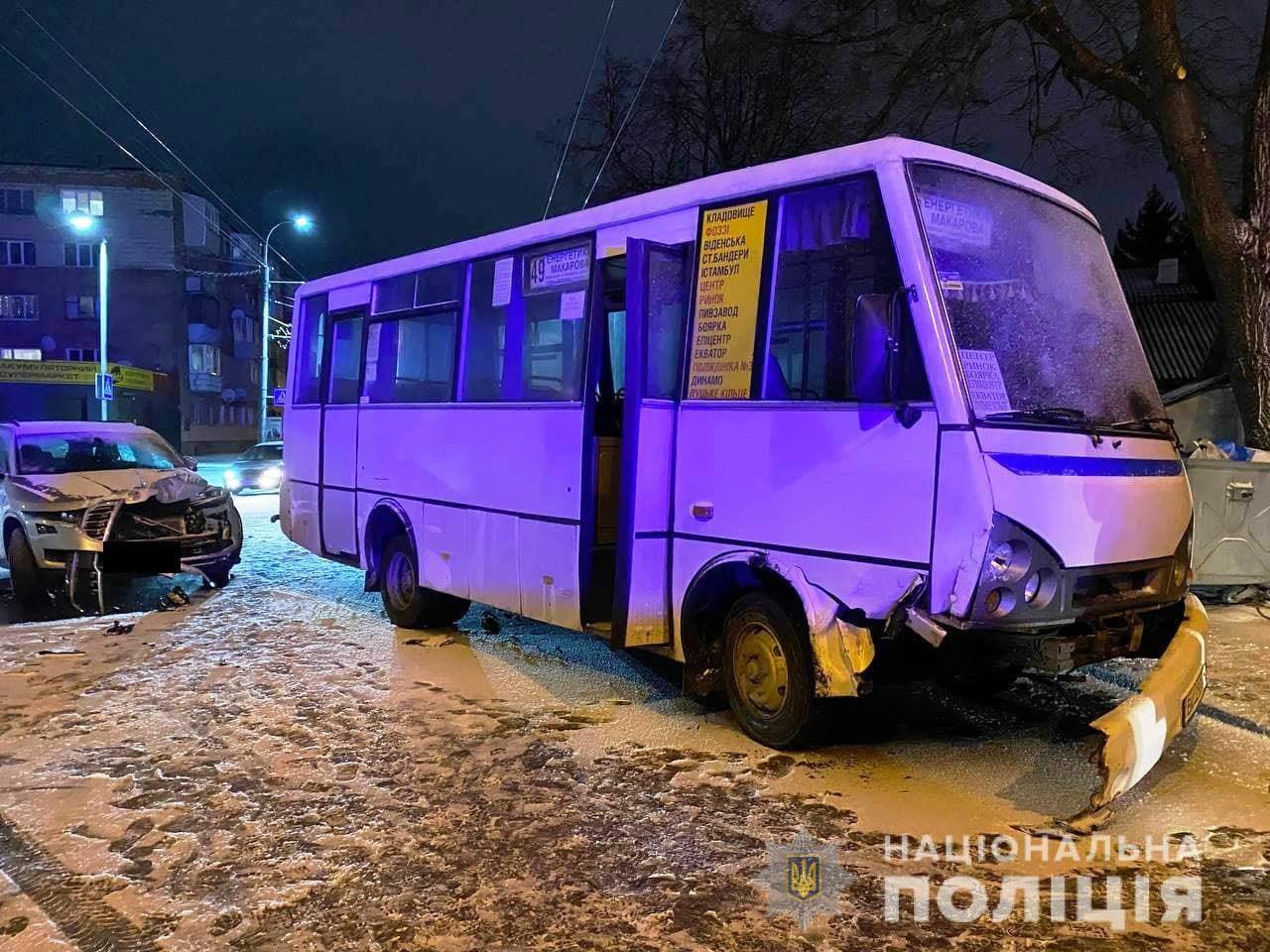 Внаслідок зіткнення маршрутки та кросовера у Рівному постраждали двоє осіб