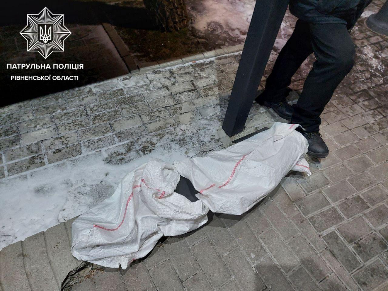 В Рівному по гарячих слідах патрульні розшукали ймовірних крадіїв В Рівному по гарячих слідах патрульні розшукали ймовірних крадіїв