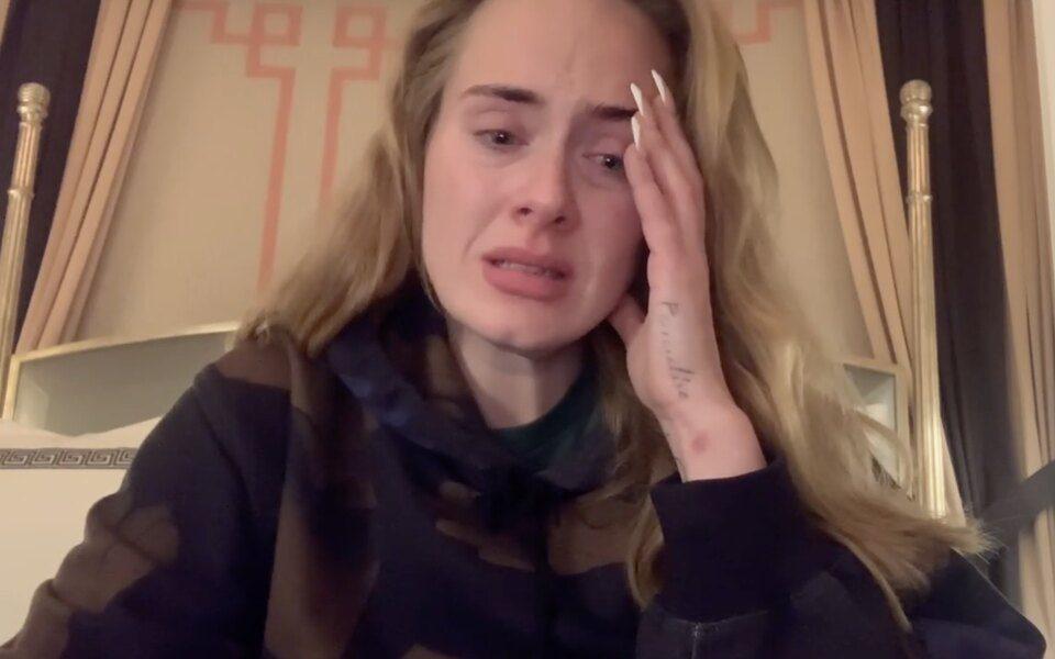 Плакала та просила пробачення: співачка Адель скасувала концерти