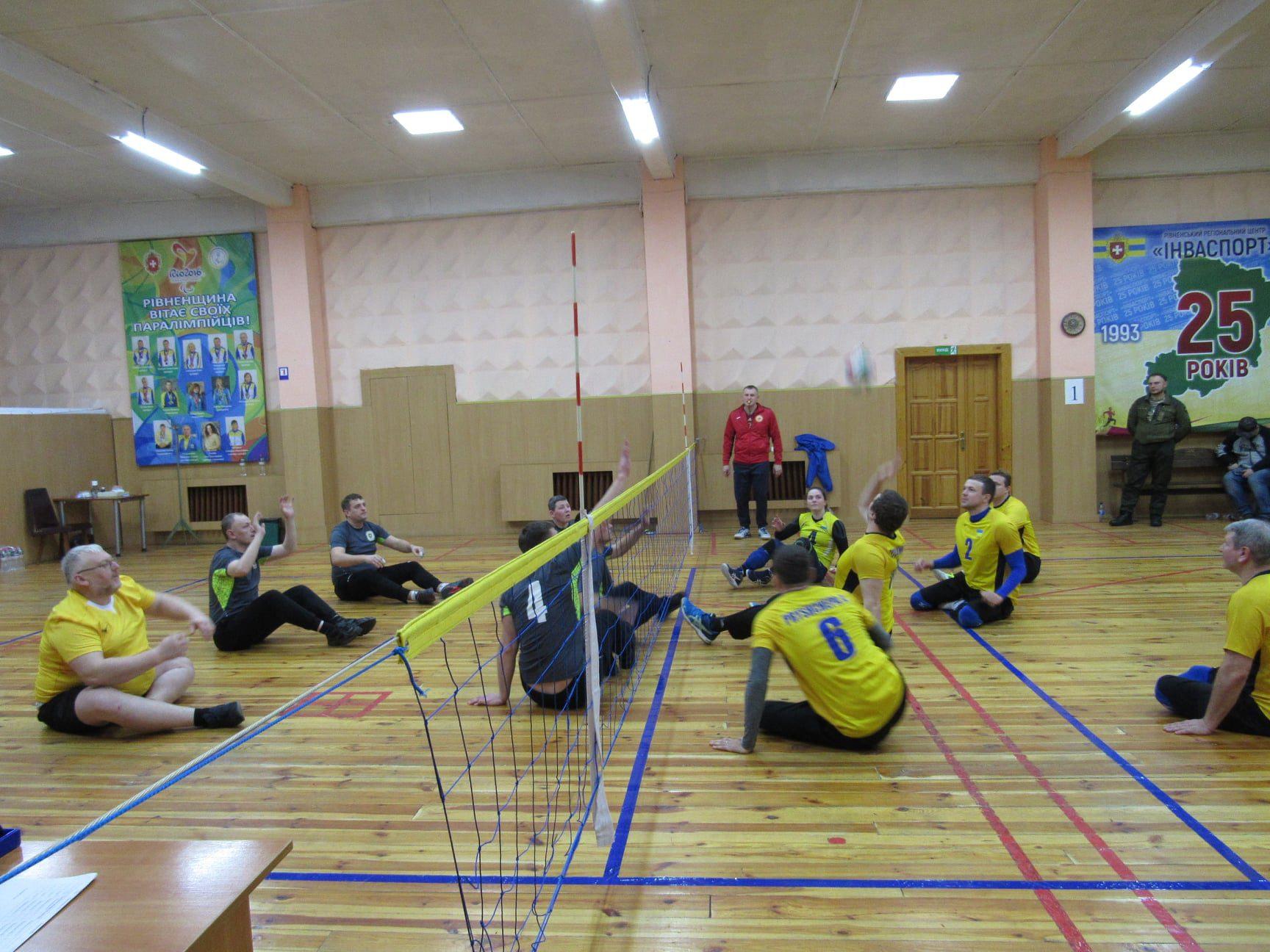 У Рівному вперше відбувся чемпіонат області з волейболу сидячи