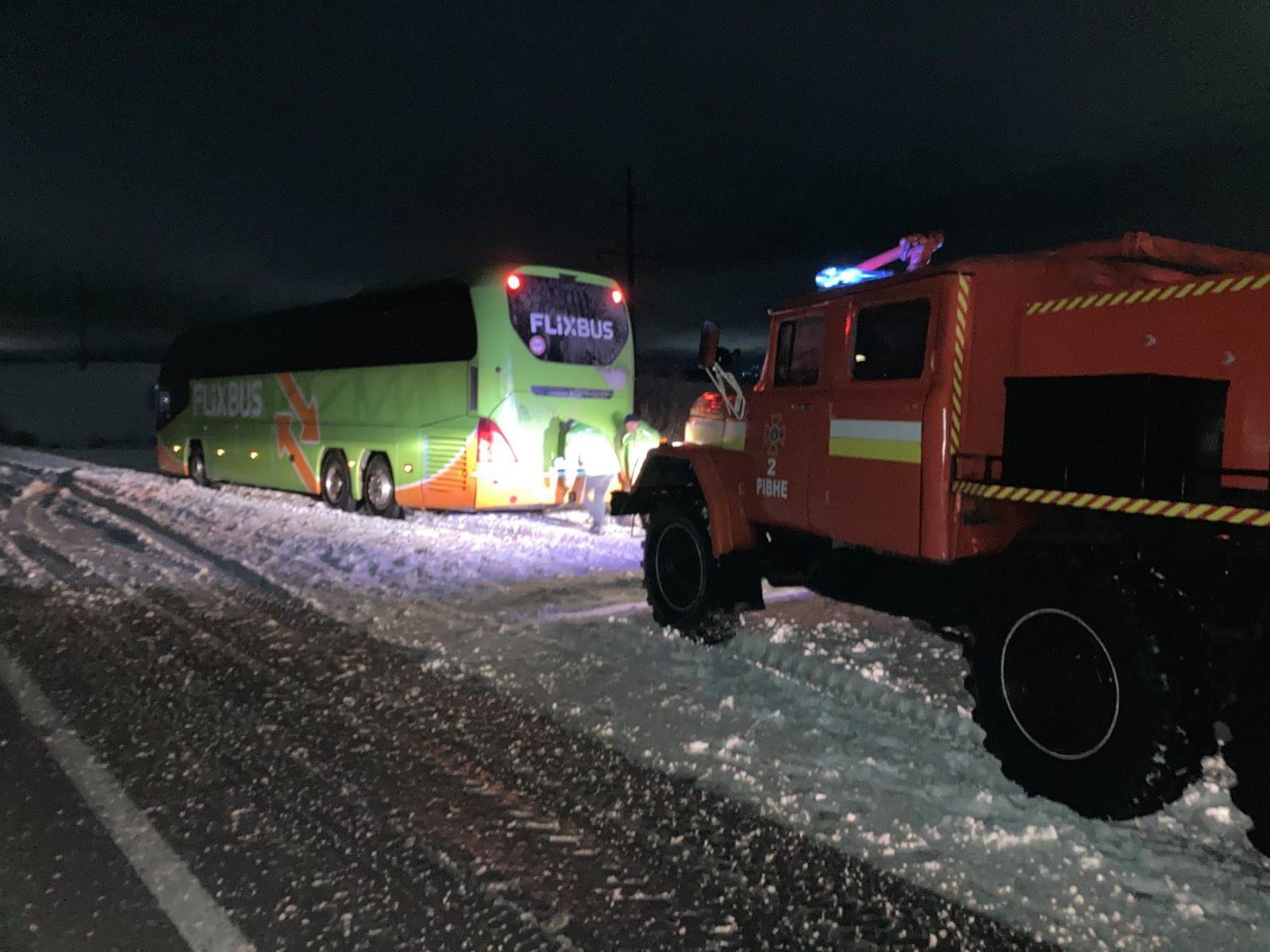 Поблизу Рівного автобус із пасажирами застряг у заметі