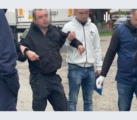 Перед судом постане митник, який за гроші сприяв пропуску до України елітні «євробляхи»