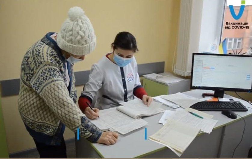 У Рівному пенсіонери щеплюються бустерною дозою (Відео)