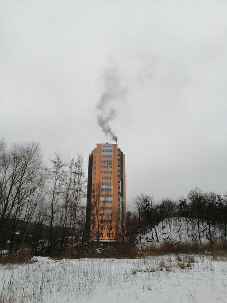 У Києві 16-поверховий житловий будинок опалюють дровами
