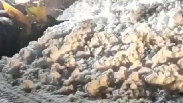 На трасу Мукачево – Львів зійшли дві снігові лавини: висота снігу сягала семи метрів На трасу Мукачево – Львів зійшли дві снігові лавини: висота снігу сягала семи метрів