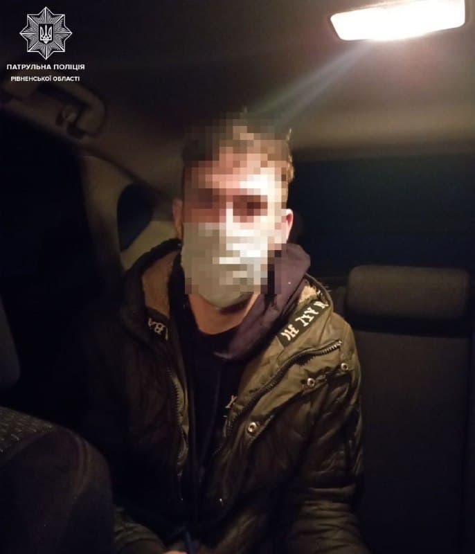 Патрульні допомогли чоловіку дістатися додому в негоду