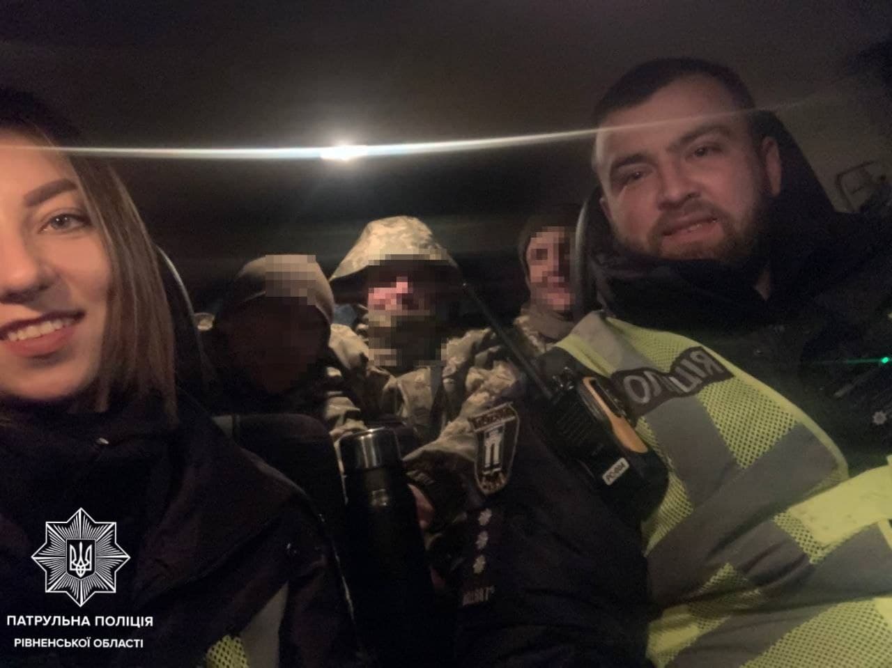 Патрульні допомогли військовослужбовцям