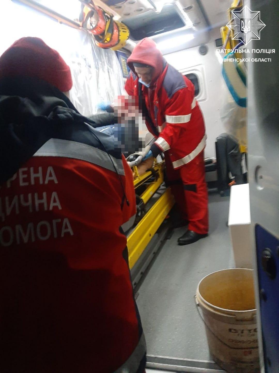 Патрульні оперативно надали допомогу сарненцю, якому на вулиці раптово стало зле