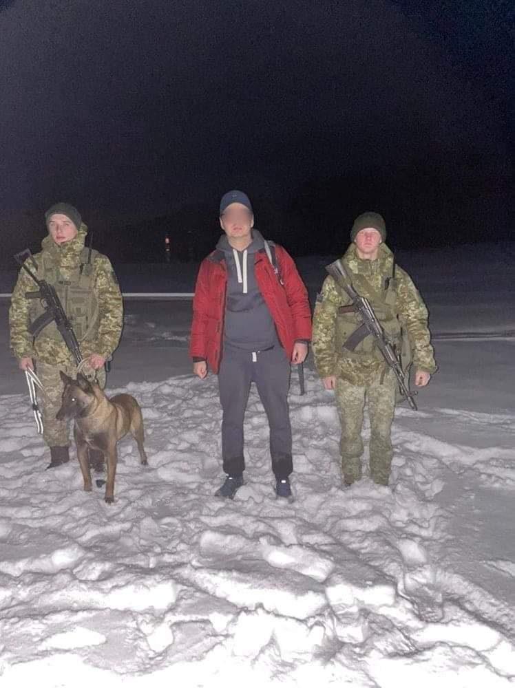 У горах Закарпаття затримали чоловіка, який йшов пішки до Польщі на заробітки