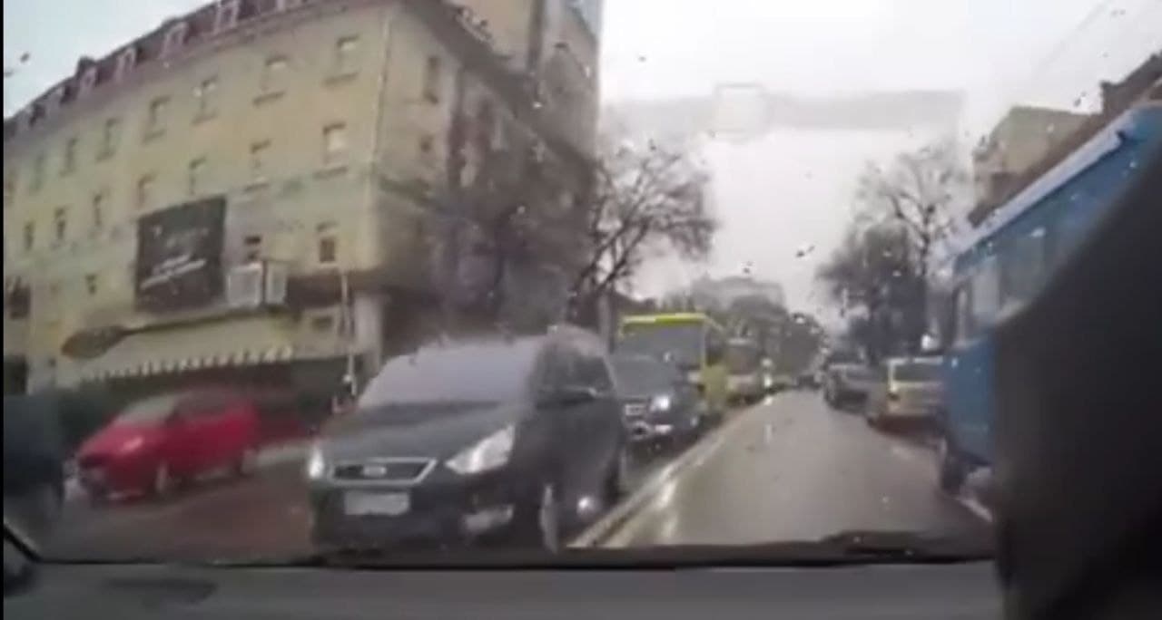 У Рівному пішохідка-порушниця мало не попала під колеса автівки (Відео)