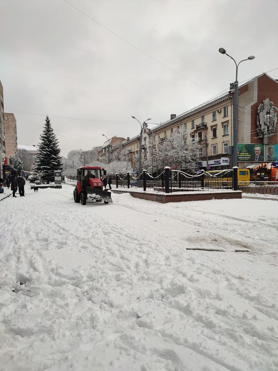 Комунальні служби активно працюють на вулицях Рівного
