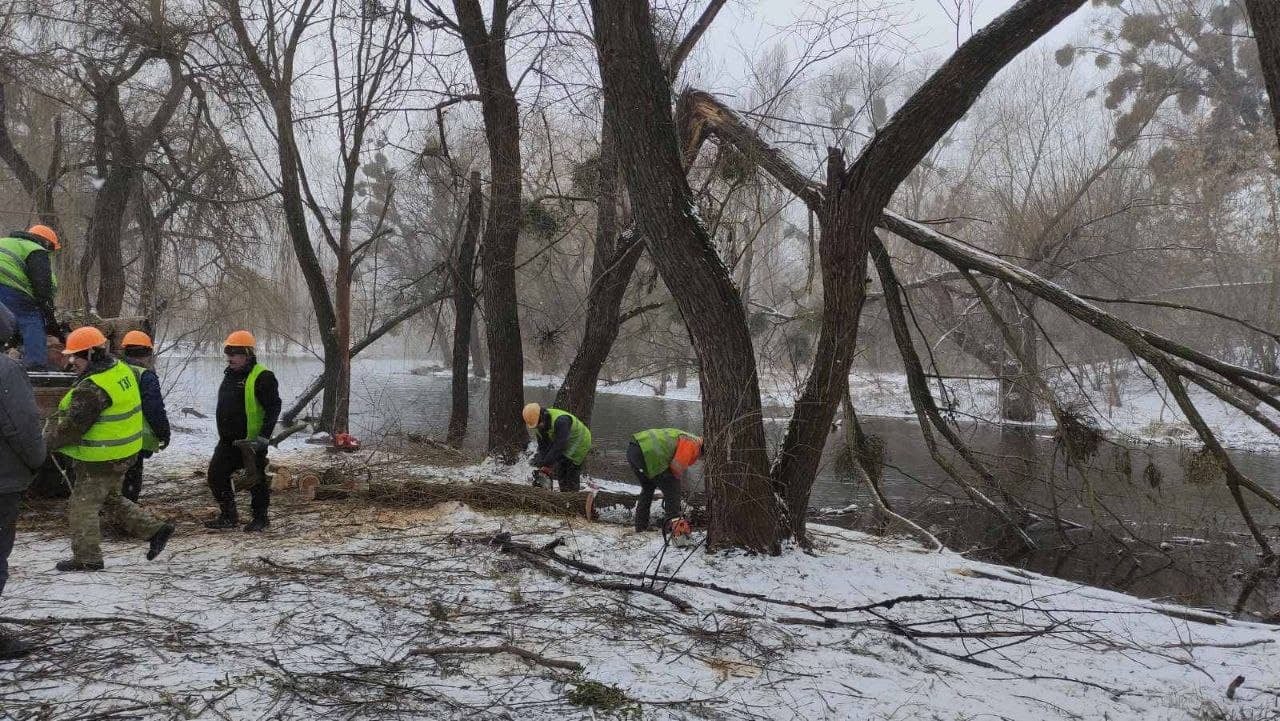 У Рівному розчищають берегові лінії Усті (ФОТОФАКТ)