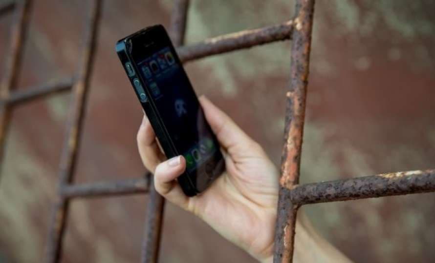 Хабар за доставку телефонів у слідчий ізолятор – судитимуть молодшого інспектора установи